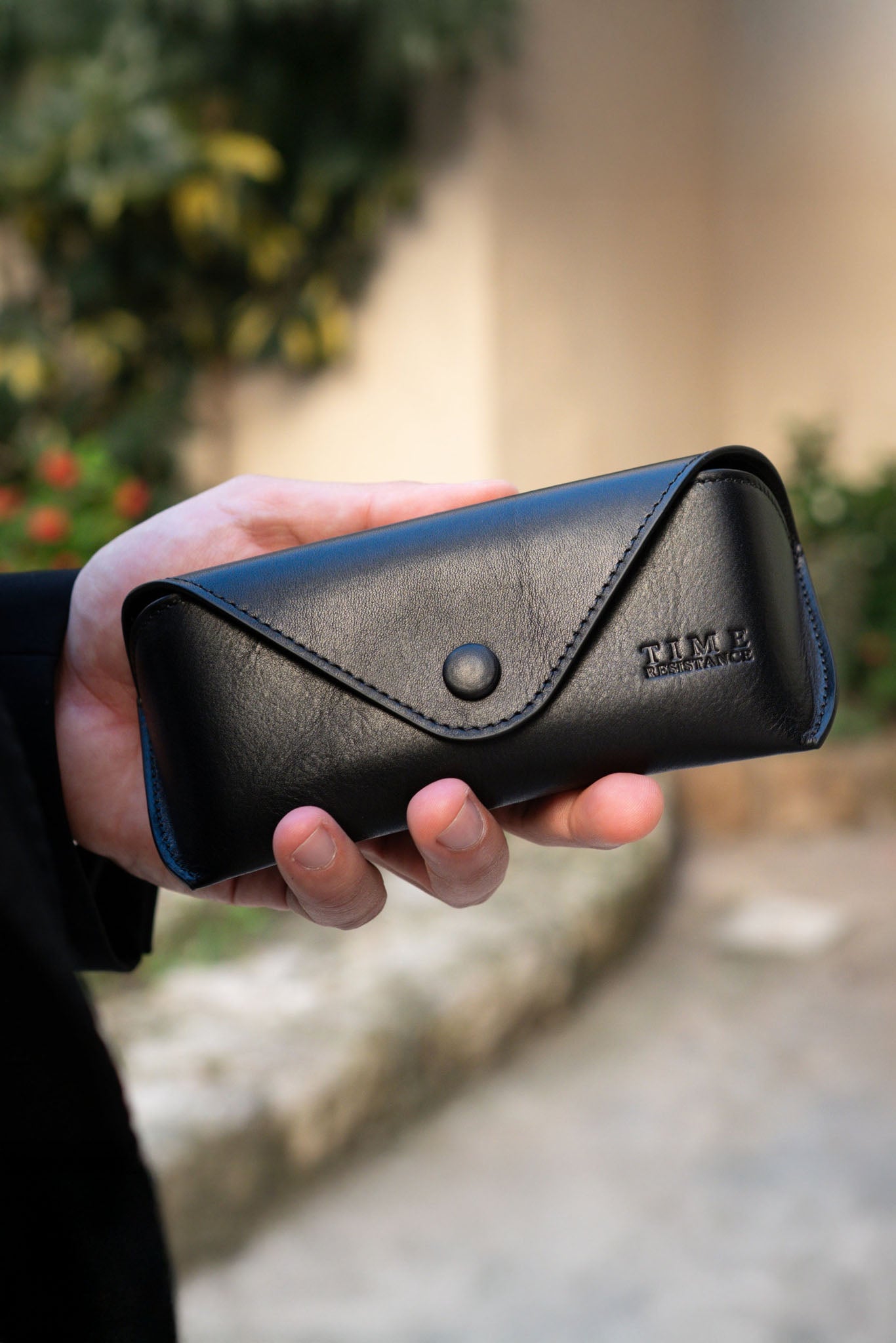 Time Resistance A High Wind In Jamaica, silmälasikotelo nahkaa, musta