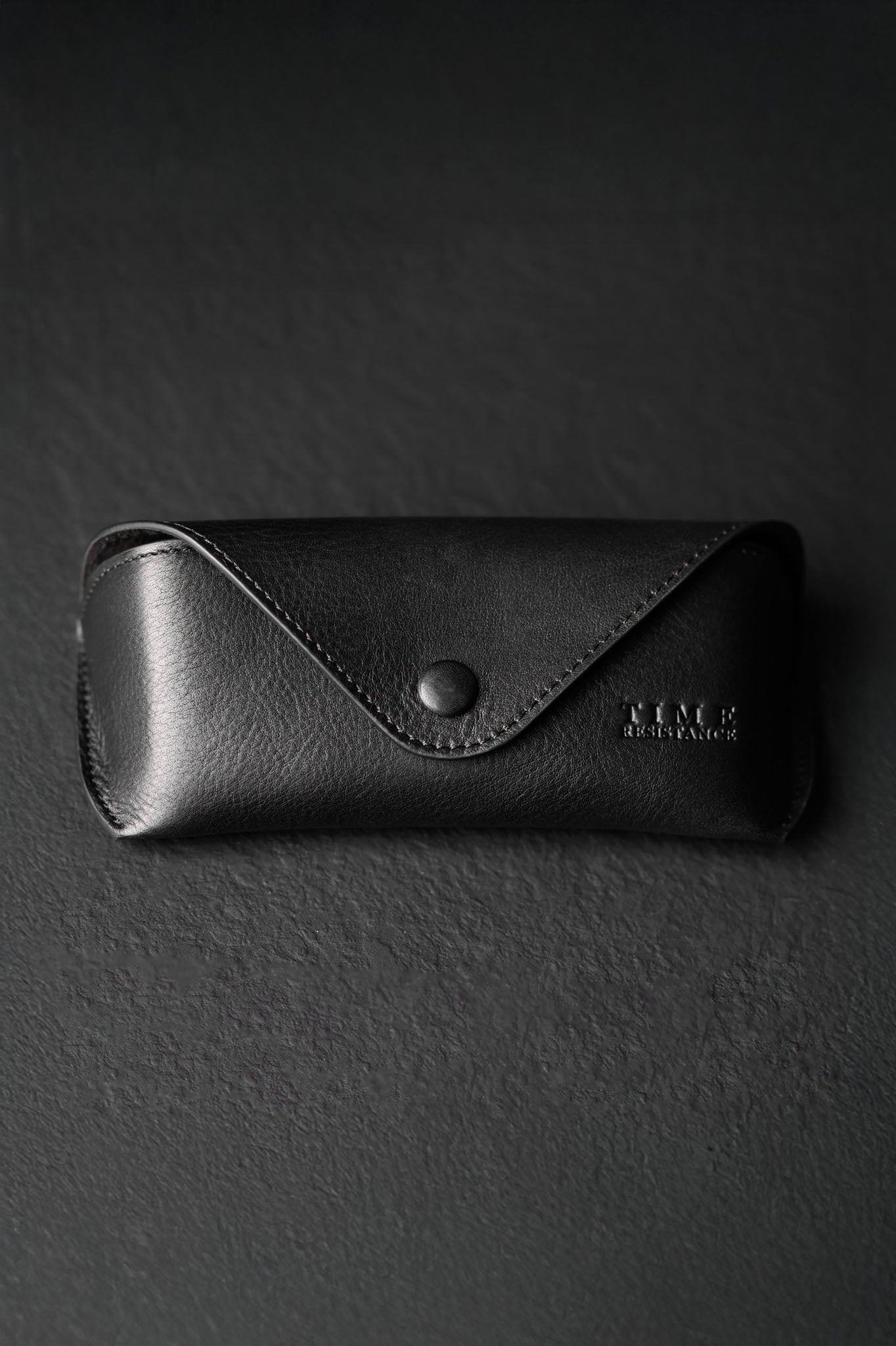 Time Resistance A High Wind In Jamaica, silmälasikotelo nahkaa, musta