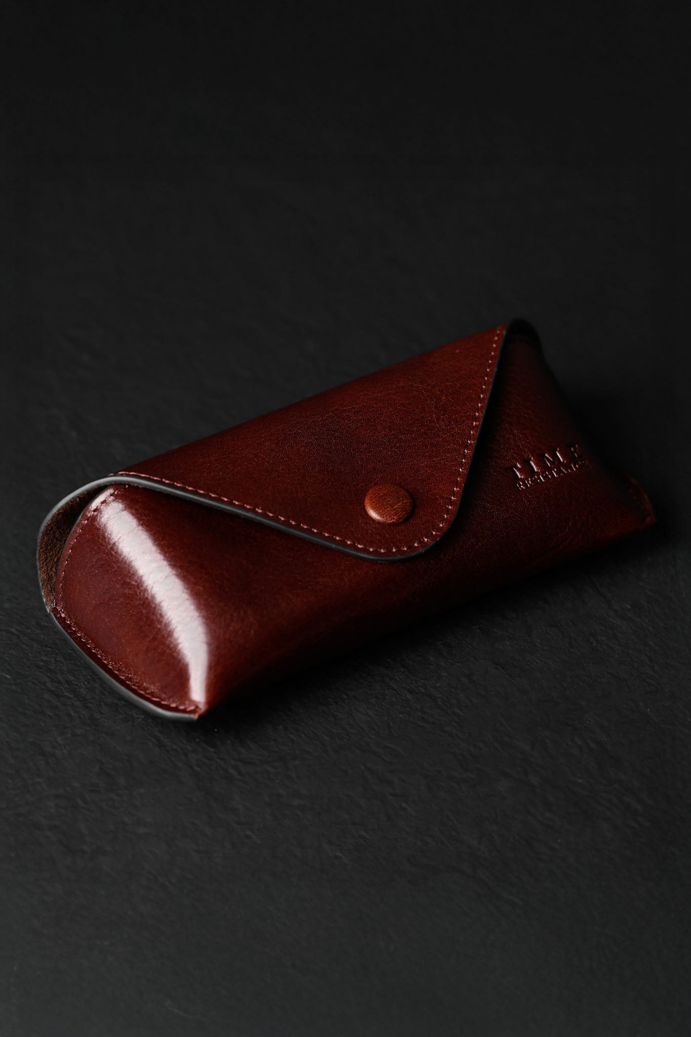 Time Resistance A High Wind In Jamaica, silmälasikotelo nahkaa, ruskea