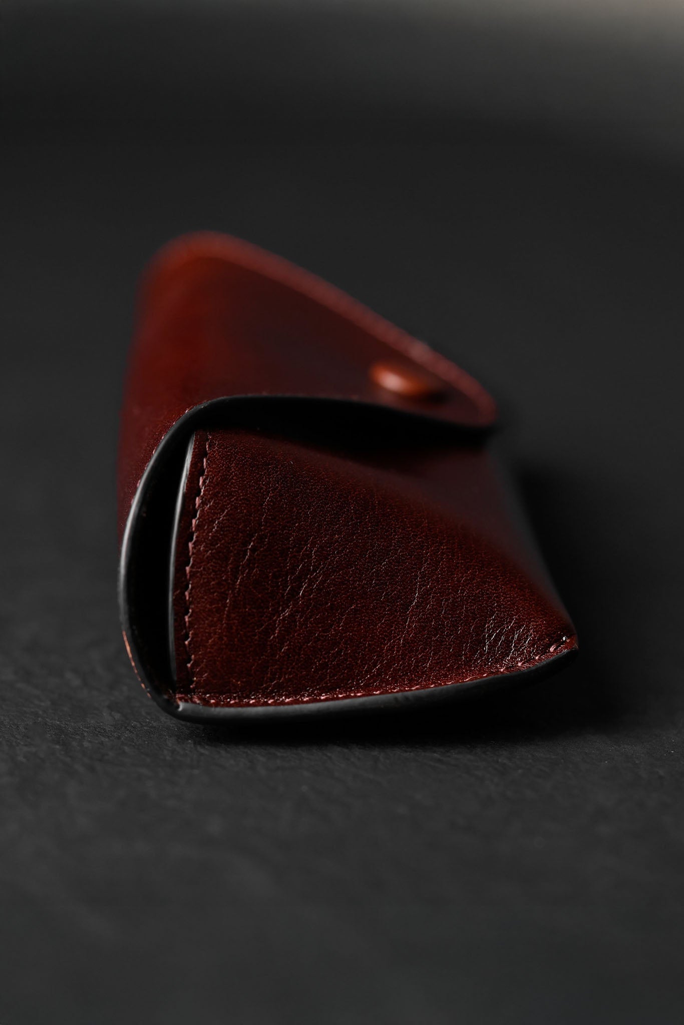 Time Resistance A High Wind In Jamaica, silmälasikotelo nahkaa, ruskea