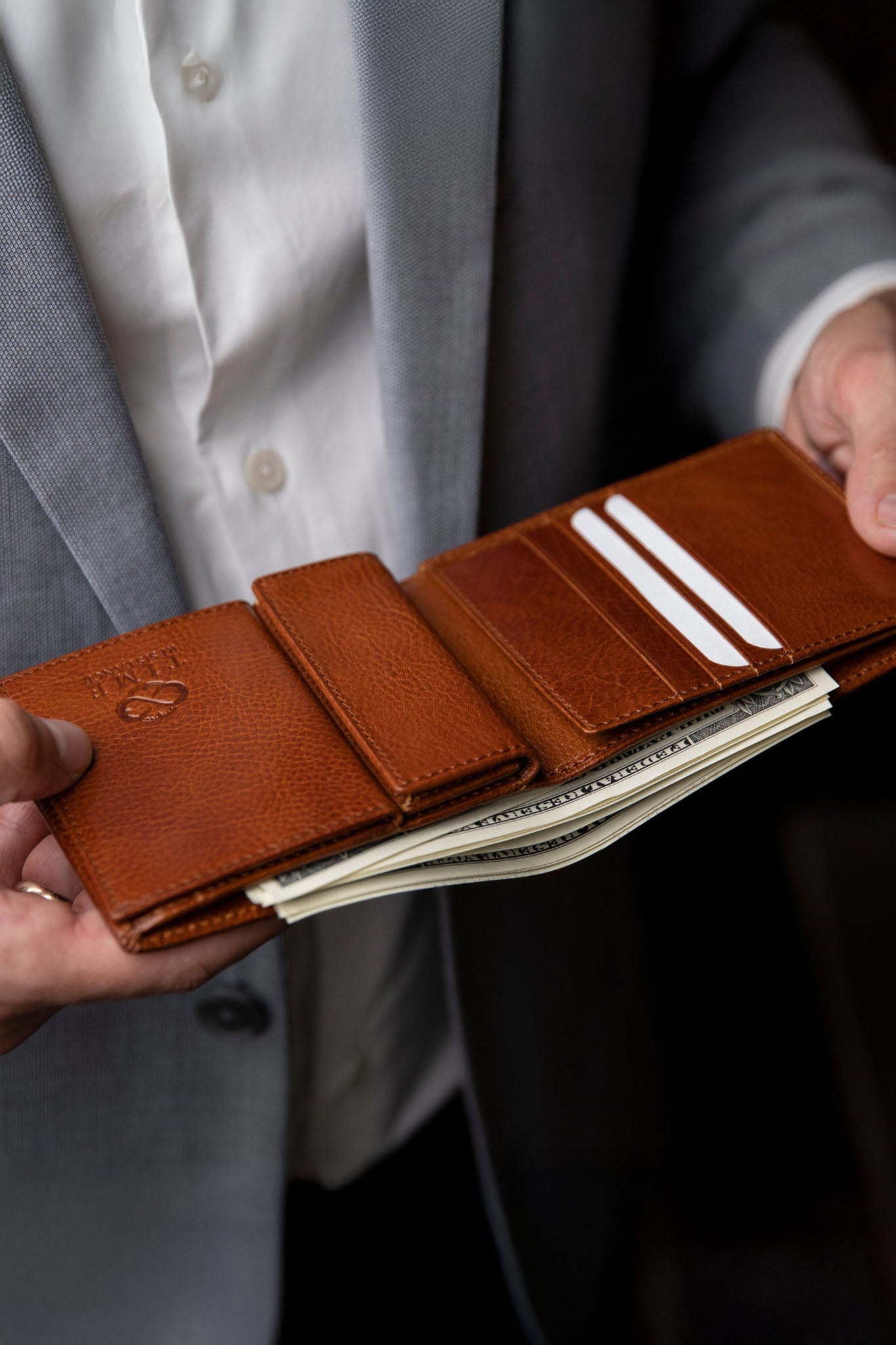 Time Resistance Daniel, nahkalompakko, konjakki