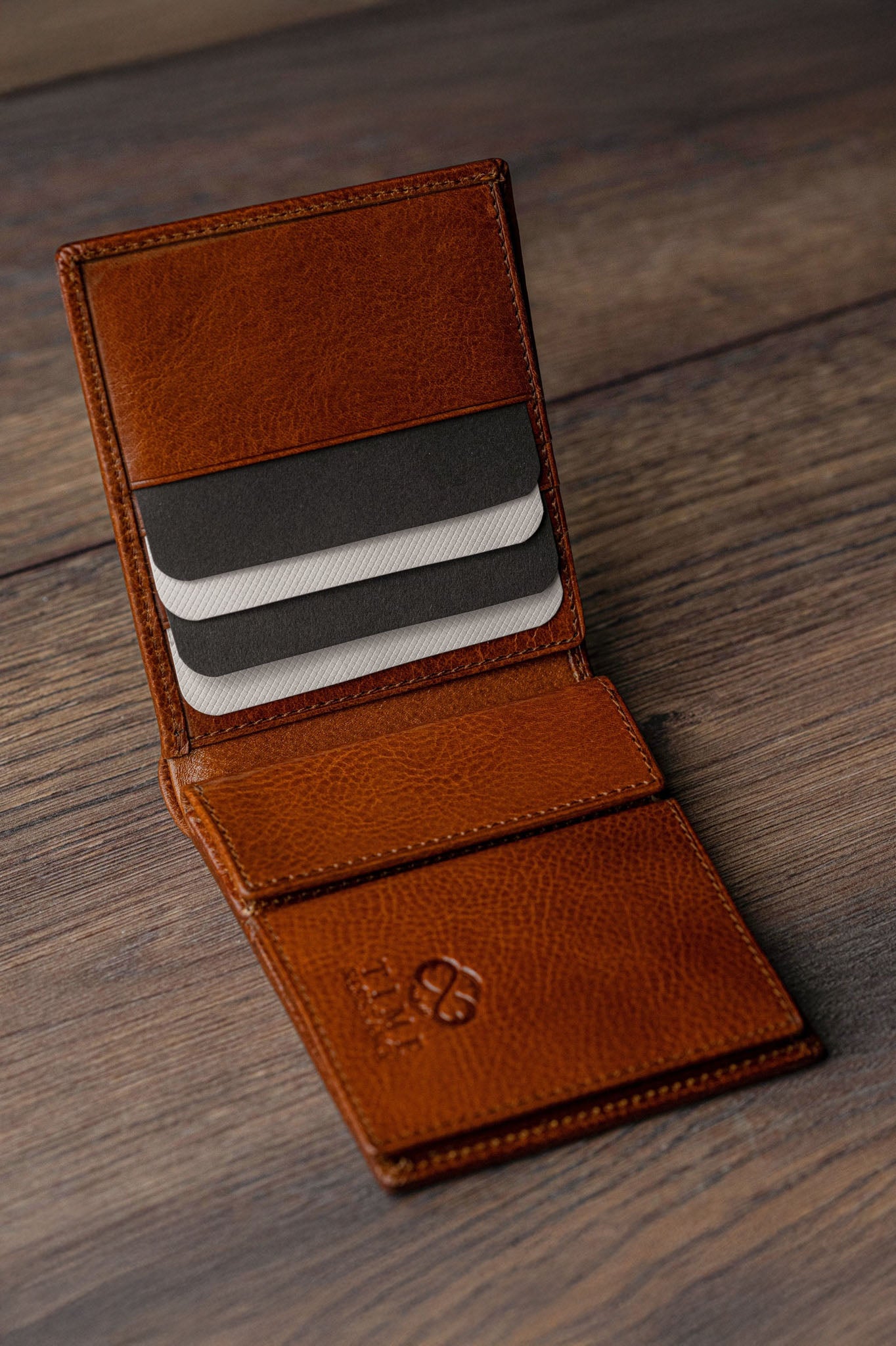 Time Resistance Daniel, nahkalompakko, konjakki